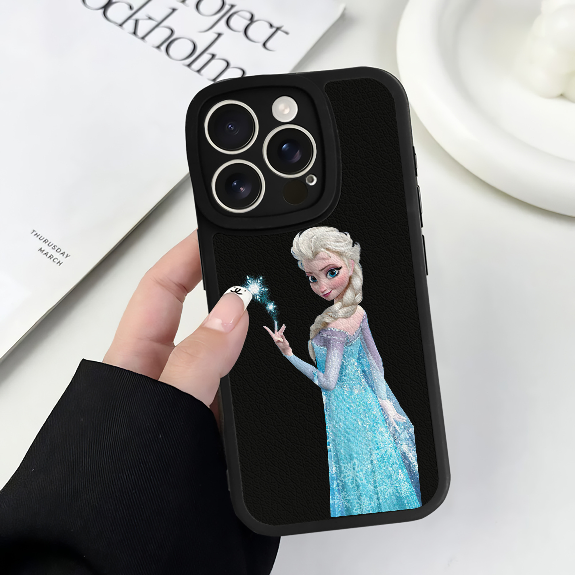 （画像用） アナと雪の女王 アンナ エルサ Frozen Anna Elsa 【iPhone 16シリーズ対応】シリコンスマホケース（レザー調） 材質：シリコン